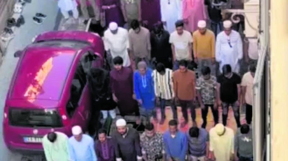 Offensiva tra proclami e divieti. Un caso la festa del Sacrificio