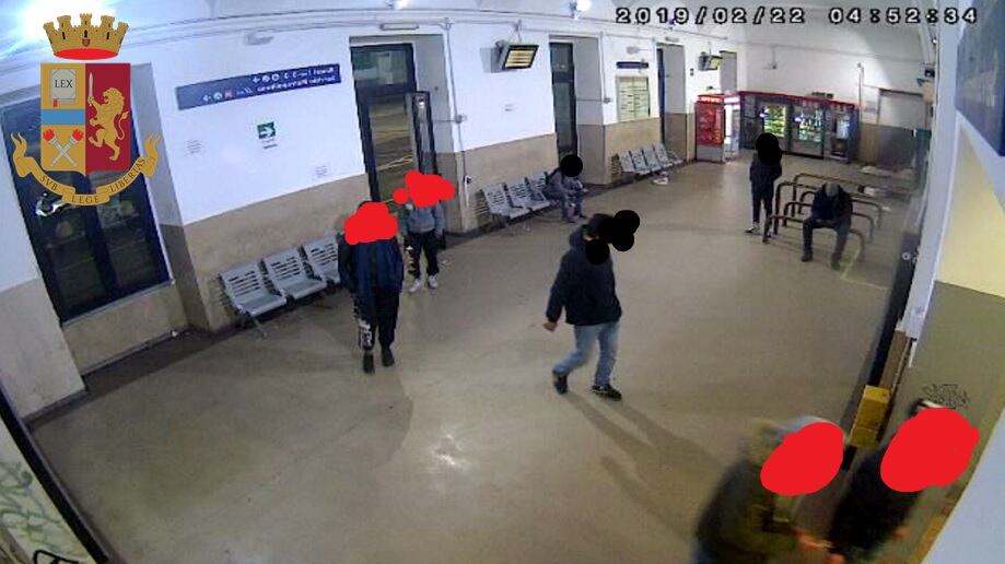 Sgominata baby gang di egiziani: 9 rapine efferate, un coetaneo spinto sui binari