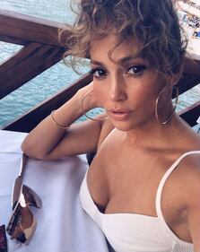 Jennifer Lopez super-sexy in costume 2