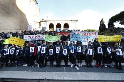 In piazza contro la discarica a Valle Galeria: protesta in Campidoglio 6