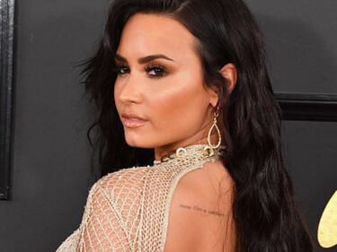 Demi Lovato hot in calze a rete 29