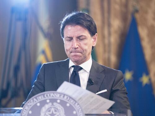 Il premier subisce la lista della spesa. Obbedisce a Iv sui fondi europei e dà gli 007 al Pd