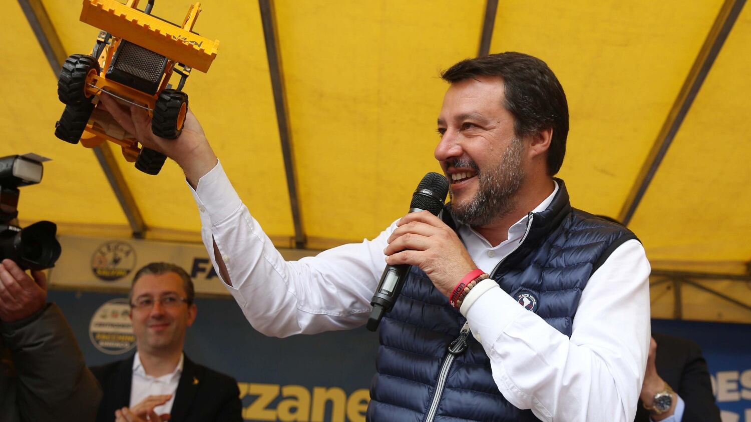 Dai "bacioni" alle "zecche": così Salvini risponde agli insulti