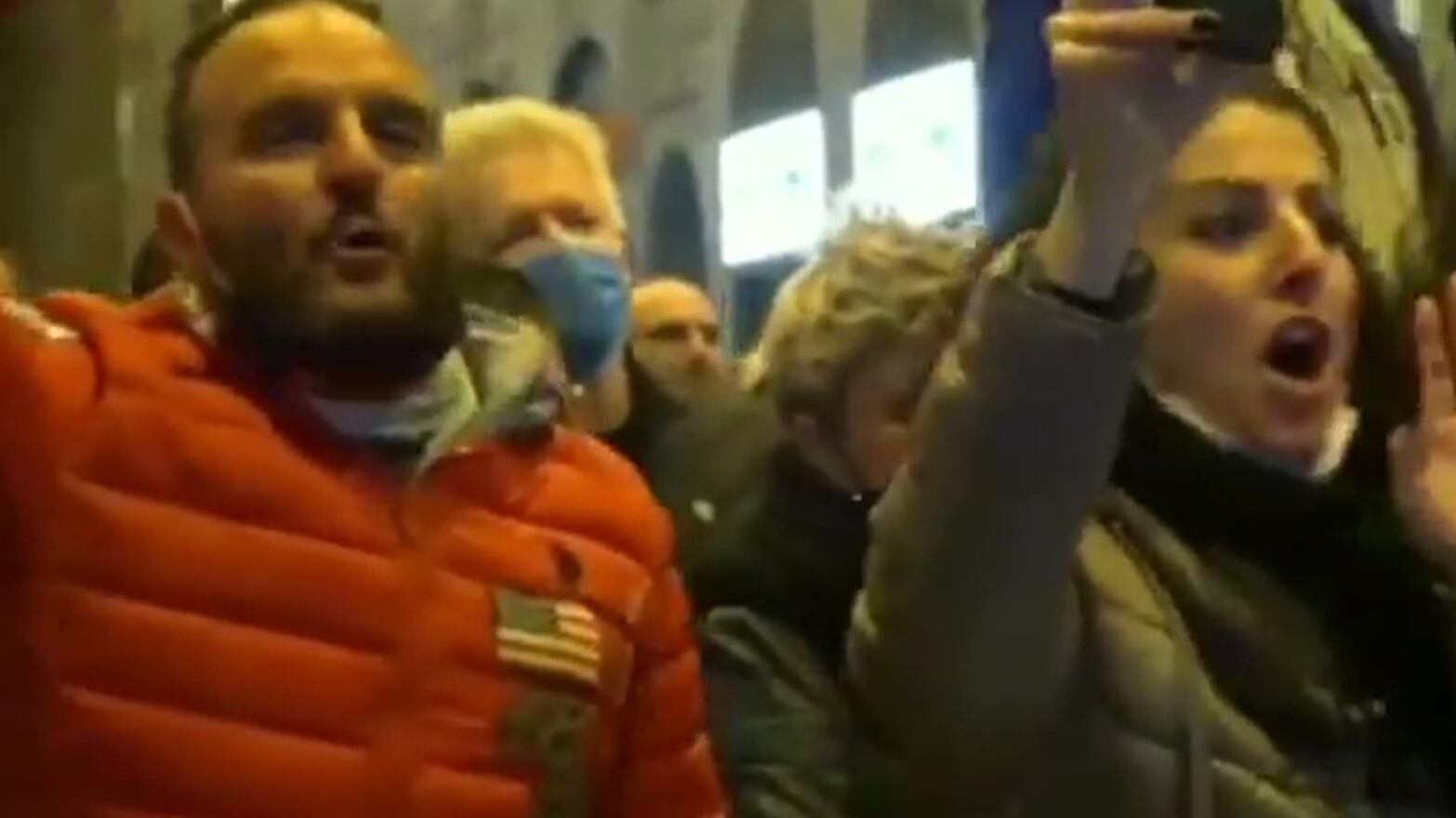 Altro che fascisti contro il Dpcm "Votiamo quei pezzi di m... rossi"