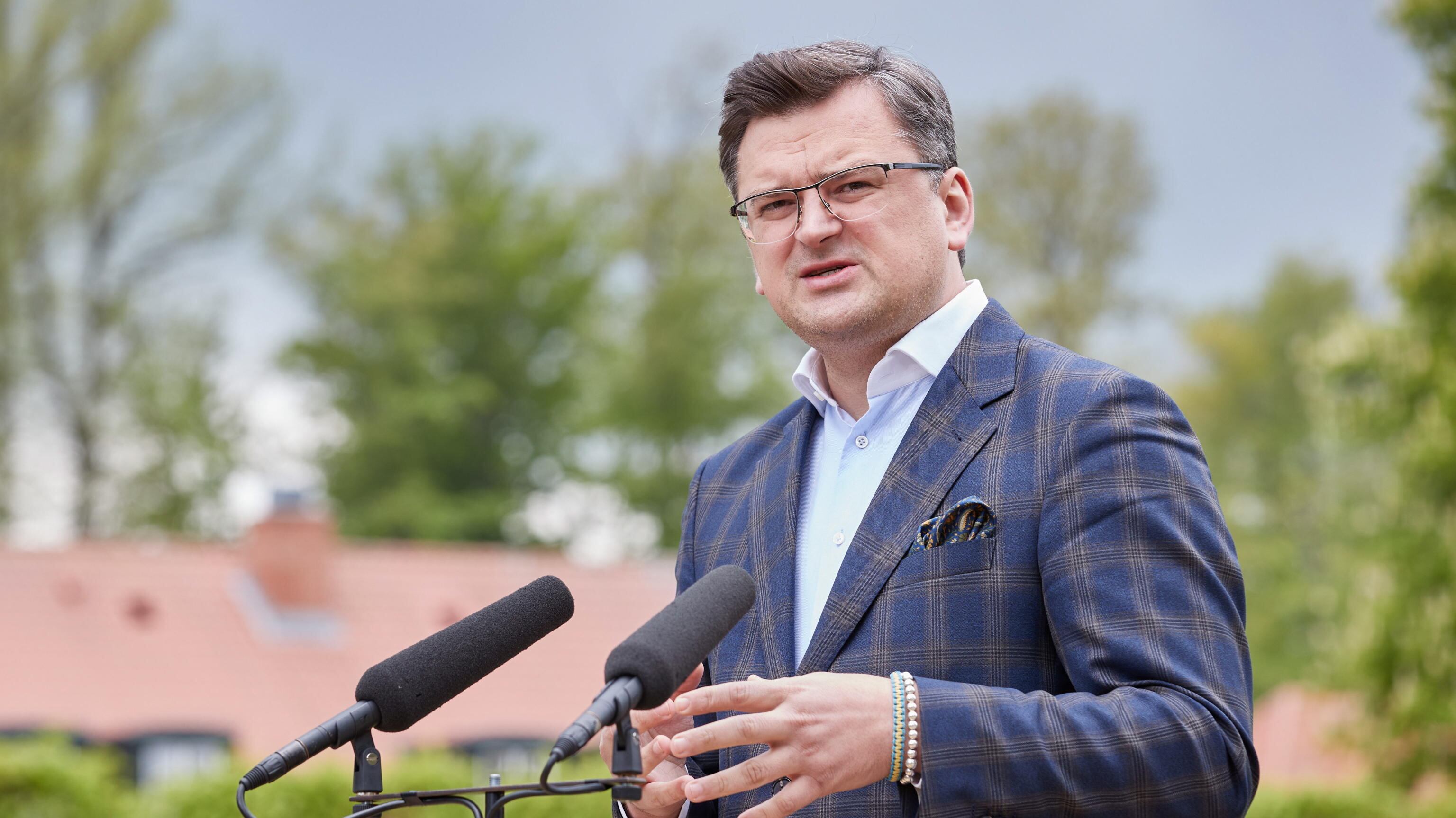 Il G7 darà 30 miliardi a Kiev "Avanti con l'aiuto militare"