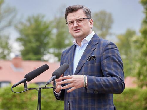 Il G7 darà 30 miliardi a Kiev "Avanti con l'aiuto militare"
