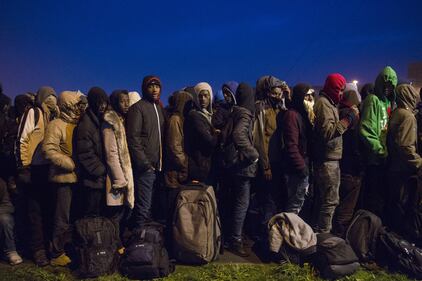 MIgranti costretti a lasciare il campo profughi di Calais 8