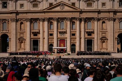 Piazza San Pietro stracolma per le esequie di Papa Francesco 2