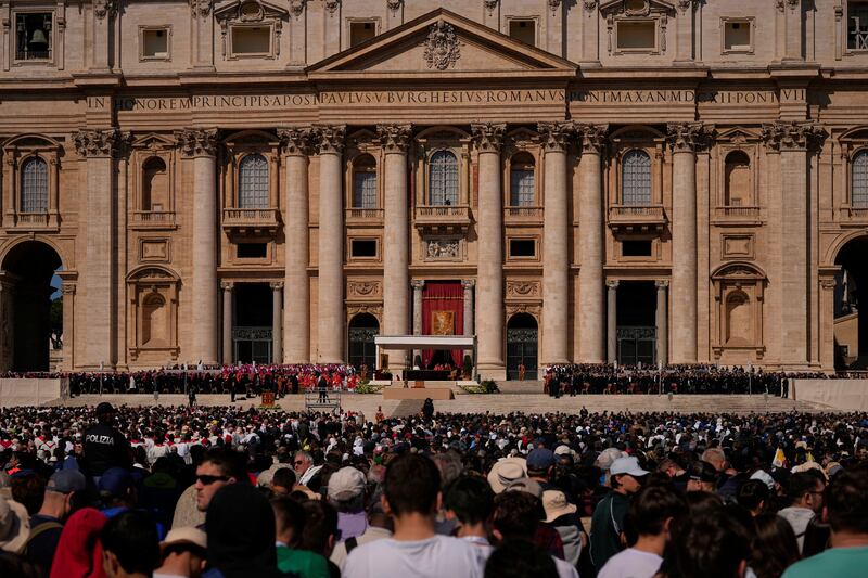 Piazza San Pietro stracolma per le esequie di Papa Francesco 2