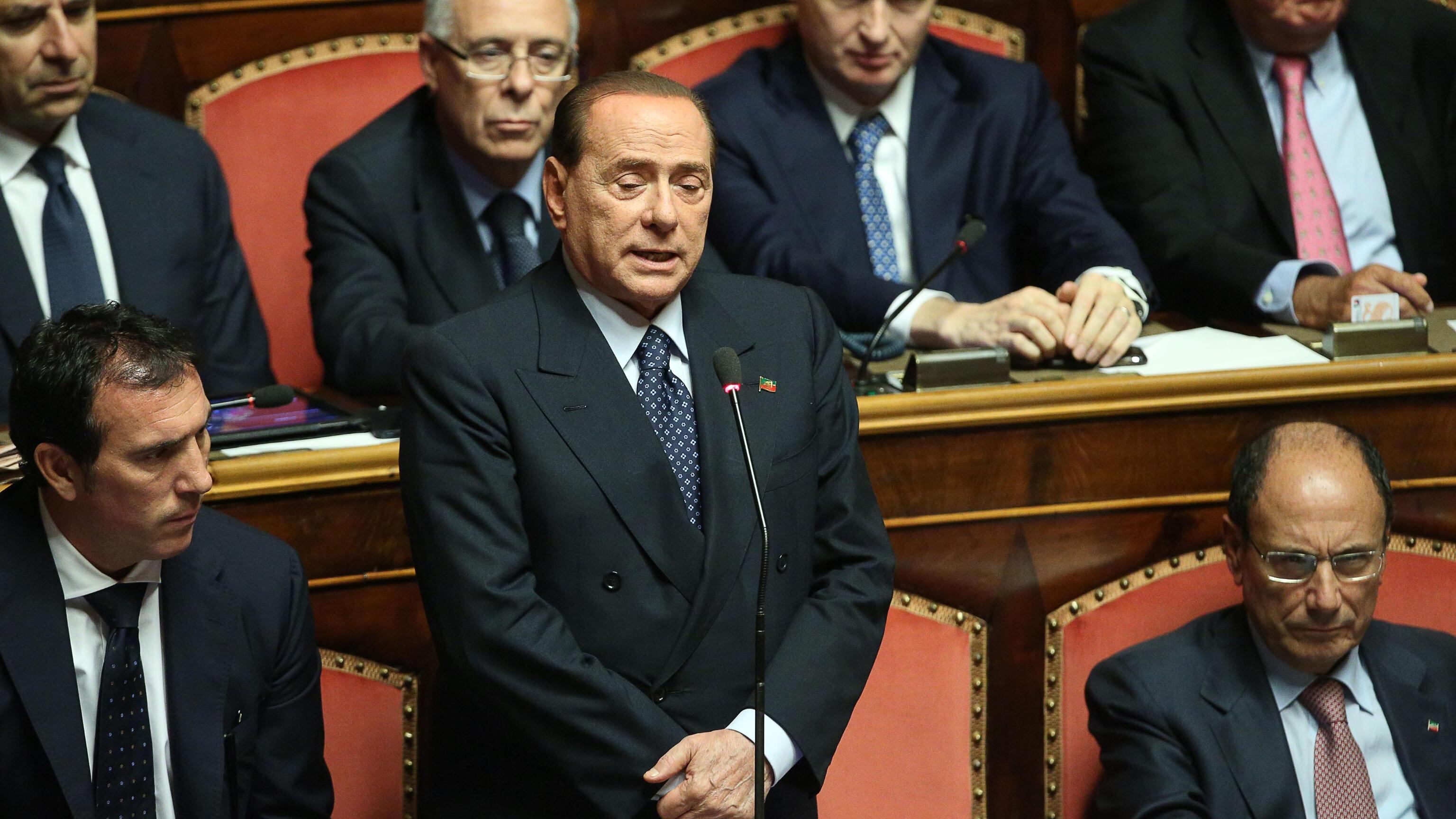 Il Cav: "Votiamo la fiducia a Letta". Ma ora il Pd vuole un'altra maggioranza