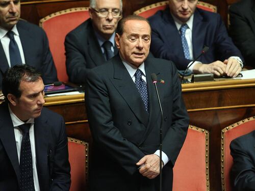Il Cav: "Votiamo la fiducia a Letta". Ma ora il Pd vuole un'altra maggioranza