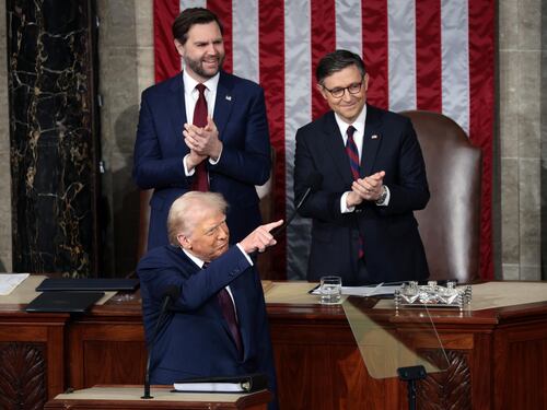 Trump al Congresso: "Zelensky mi ha scritto. La Russia è pronta per la pace". Poi rilancia la sfida all'Ue