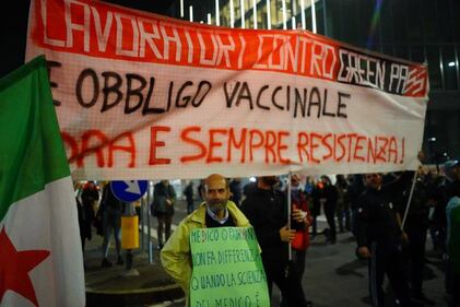 Corteo no Green pass a Milano 8