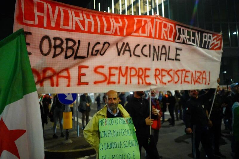 Corteo no Green pass a Milano 8