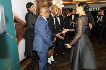 Alla prima di "The Lion King" Harry e Meghan rubano la scena a tutti 4