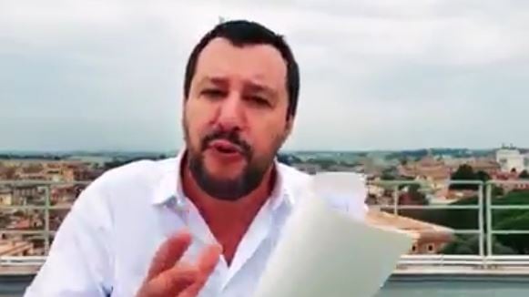 Salvini contro i "professoroni": "Io sono ignorante, ma voi dove eravate?"