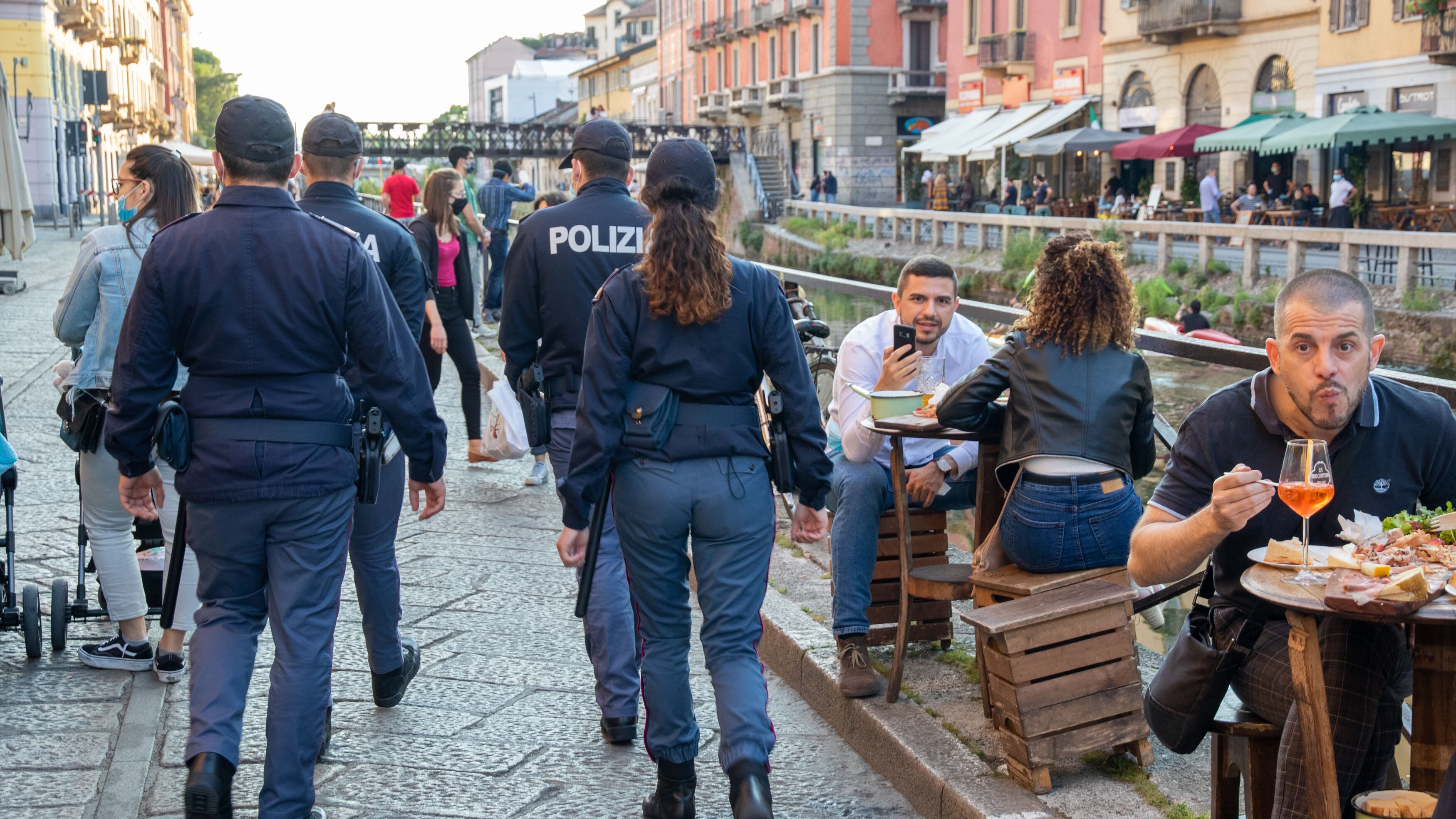 Le scippano il telefonino e la minacciano. La polizia arresta due magrebini in Darsena