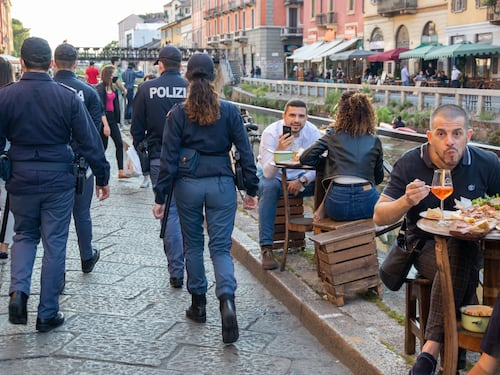Le scippano il telefonino e la minacciano. La polizia arresta due magrebini in Darsena