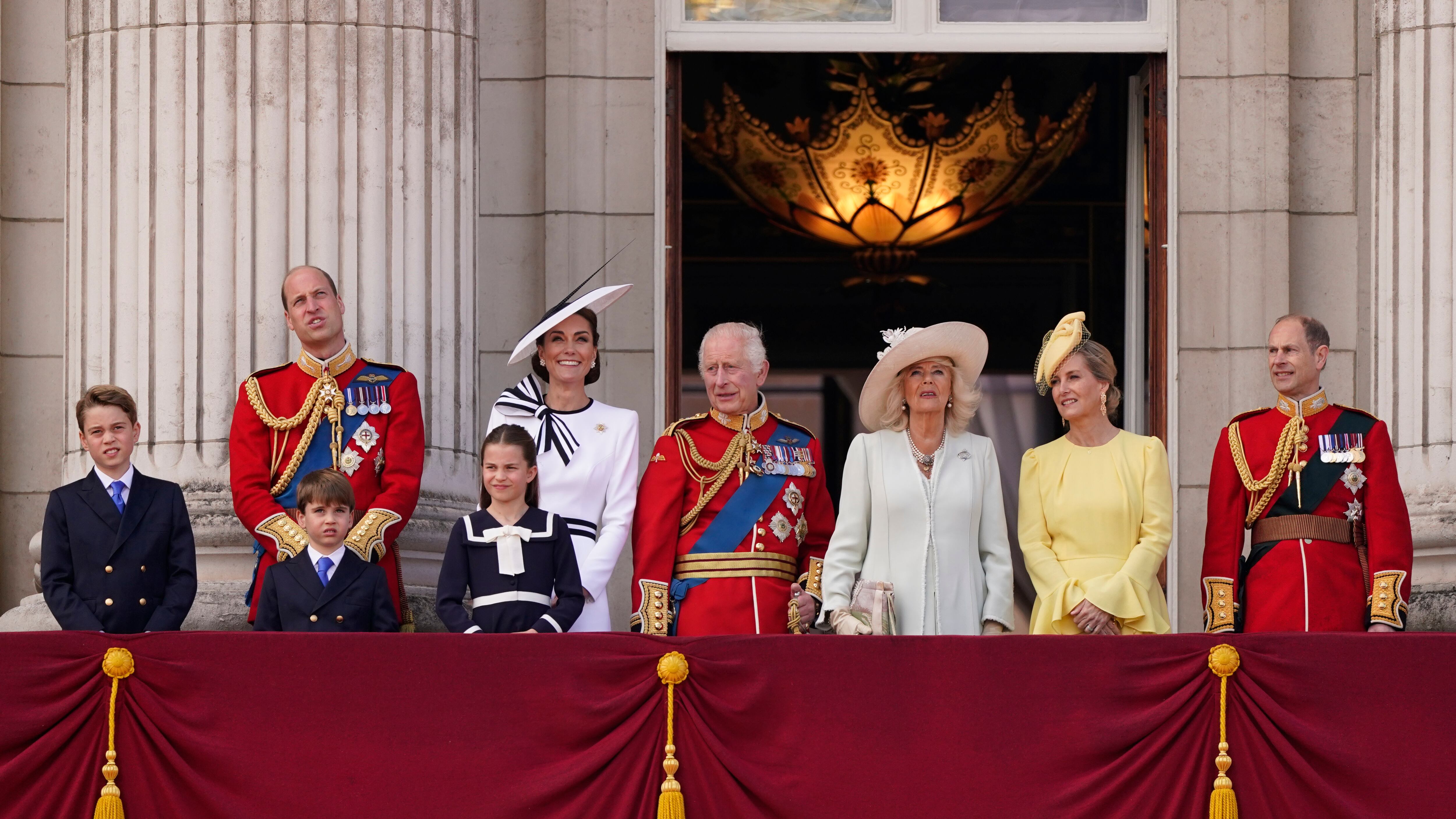 La carrozza, Kate e il premio a Meghan: gli eventi contrapposti della royal family