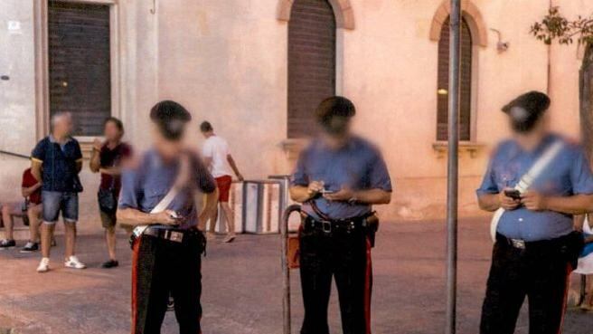Basta carabinieri in chat Stretta sugli smartphone