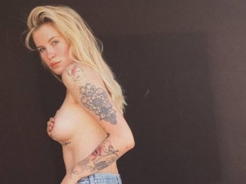 Ireland Basinger-Baldwin in topless su Instagram: "Non mi vergogno di me stessa"