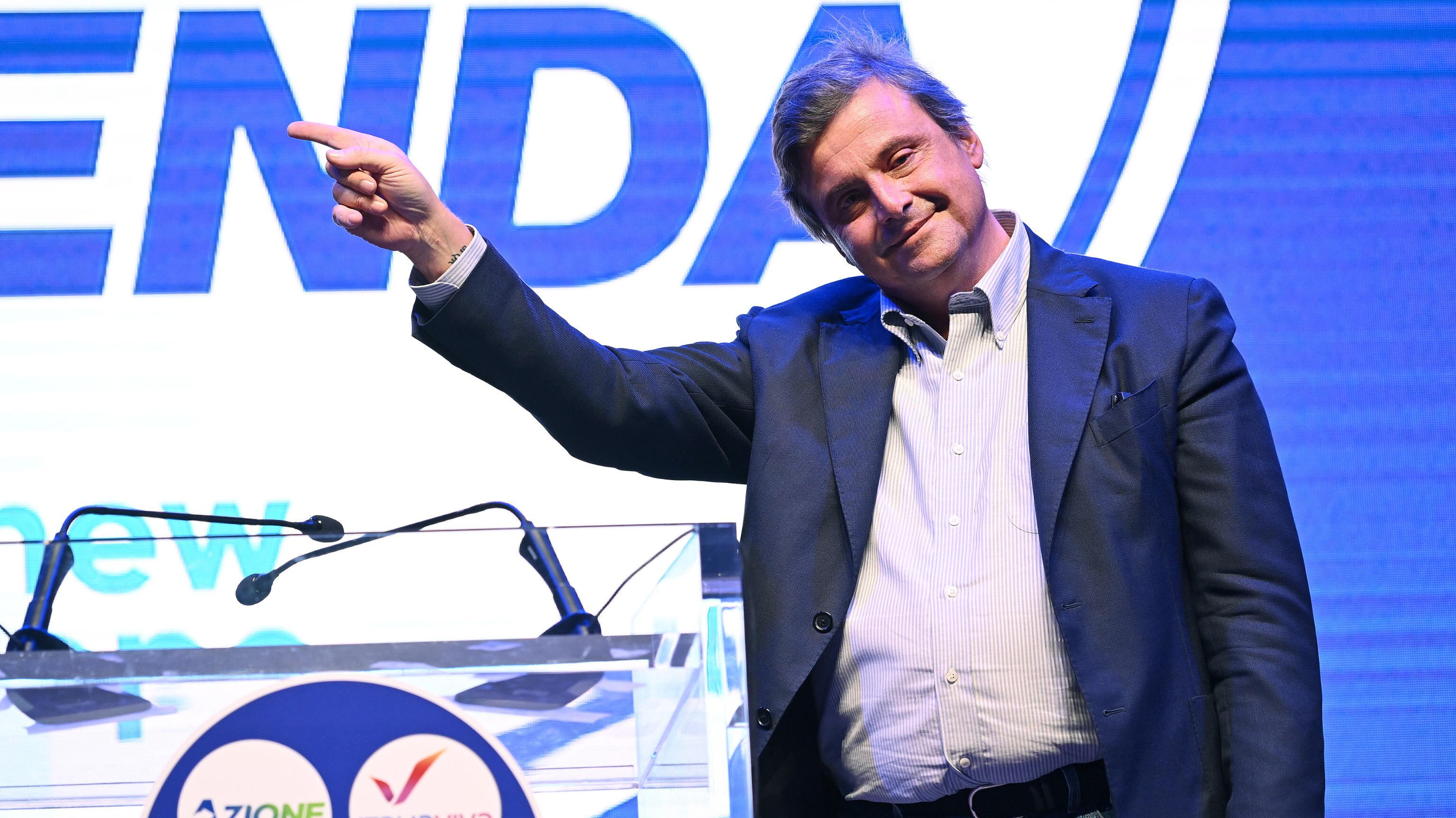 La profezia: "Il governo durerà poco". L'ultimo sketch di Calenda "Calindri"
