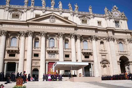 Il feretro in piazza San Pietro 3