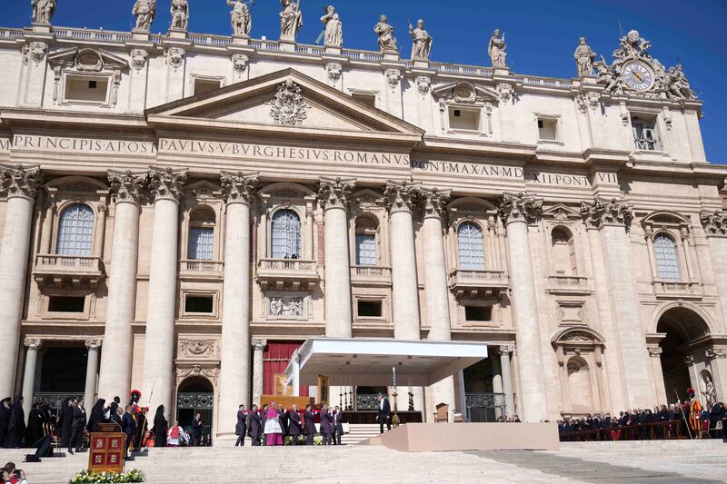 Il feretro in piazza San Pietro 3