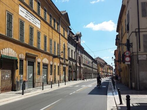 Parma, algerino minaccia un 22enne e gli ruba il cellulare: fermato grazie alle foto dei passanti