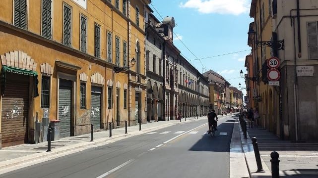 Parma, algerino minaccia un 22enne e gli ruba il cellulare: fermato grazie alle foto dei passanti