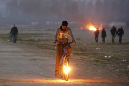 La "Giungla" di Calais va a fuoco nella notte 6