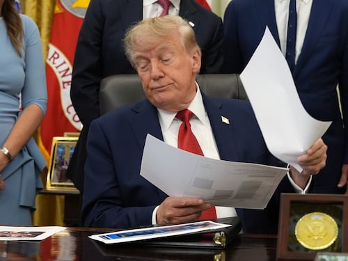 “Diffondono fake news”. Trump bandisce CNN, Politico e MS NOW dalla Casa Bianca