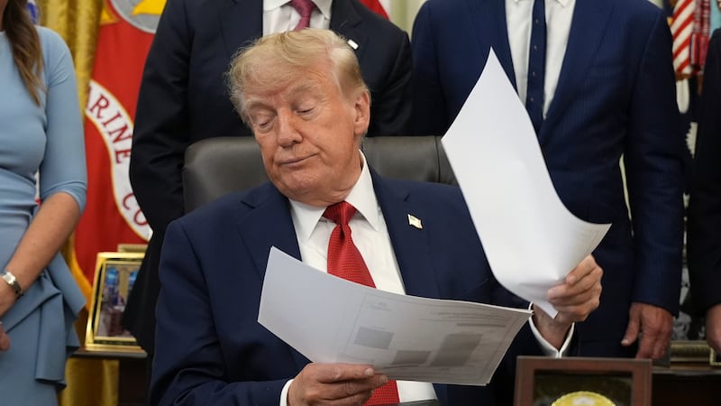 “Diffondono fake news”. Trump bandisce CNN, Politico e MS NOW dalla Casa Bianca