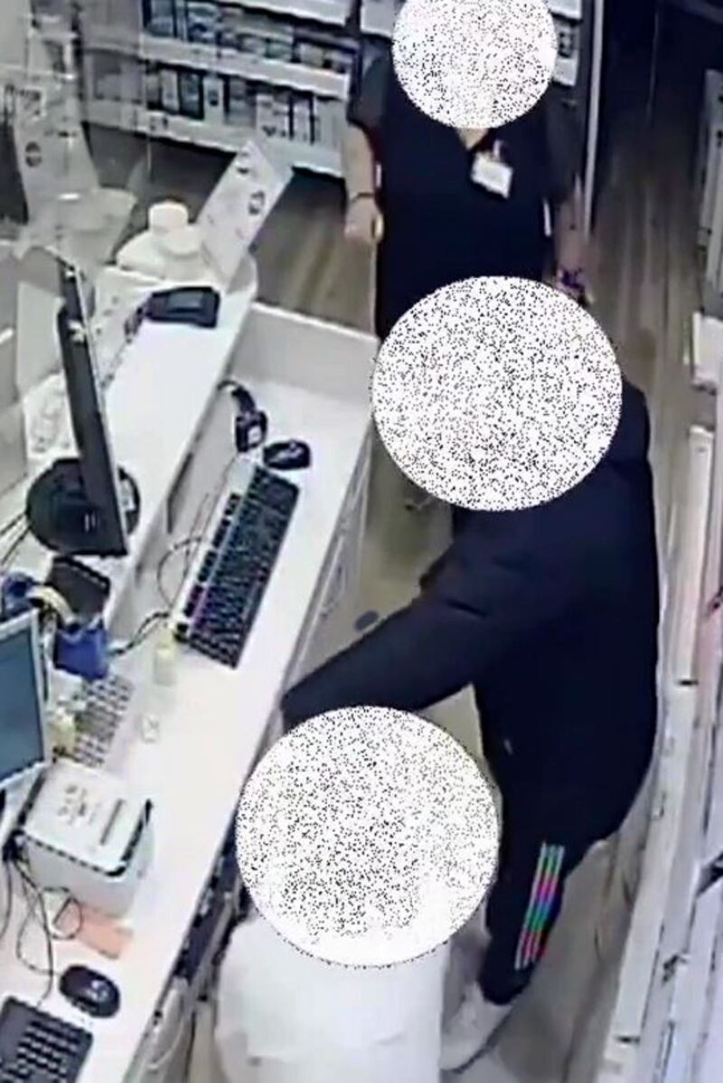 Rapina a mano armata in farmacia 3