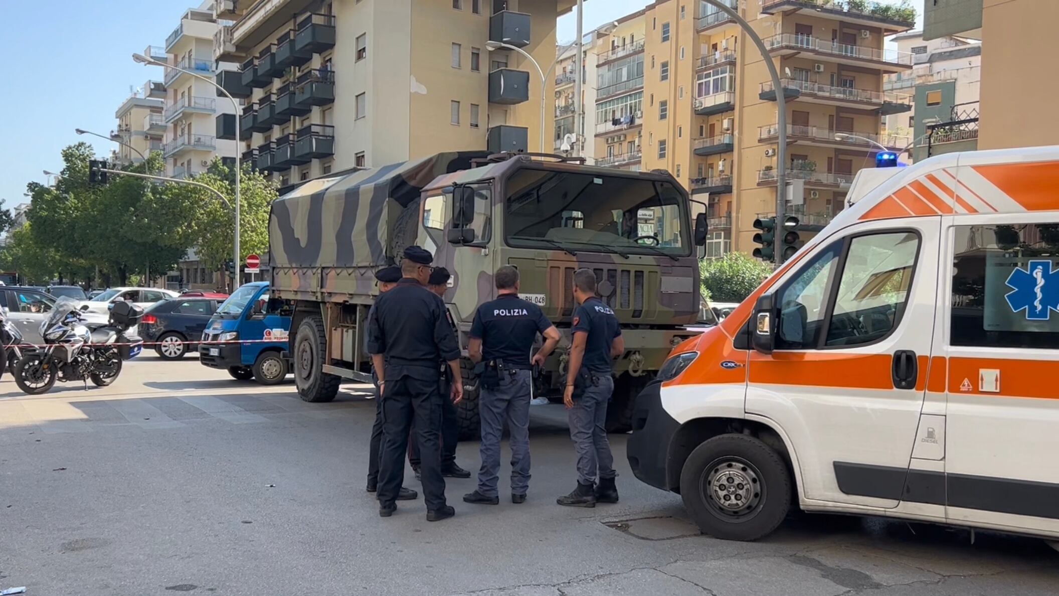 Palermo, attraversa la strada e viene travolta da un camion dell'Esercito: donna morta sul colpo