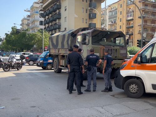 Palermo, attraversa la strada e viene travolta da un camion dell'Esercito: donna morta sul colpo