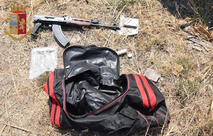 Kalashnikov, pistole e droga nel campo rom: la polizia scopre l'arsenale 3