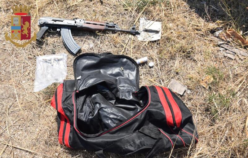 Kalashnikov, pistole e droga nel campo rom: la polizia scopre l'arsenale 3
