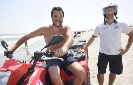 Salvini a Milano Marittima tra la Guardia Costiera, fan e riposo 1