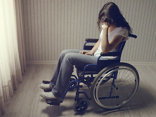 Esclusa dalla cena di classe perché disabile