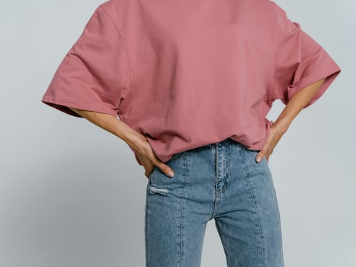 Jeans a vita alta, i modelli per le over 50 e come indossarli