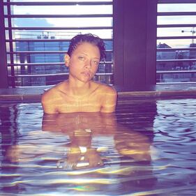 Silvia Provvedi, da Fabrizio Corona al nudo in piscina 2
