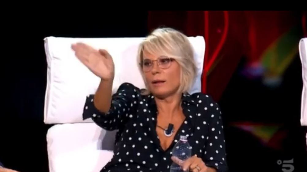 Tu si que vales, il concorrente: "Mi serve certificazione che tu sia vergine". La De Filippi s'infuria e lascia lo studio