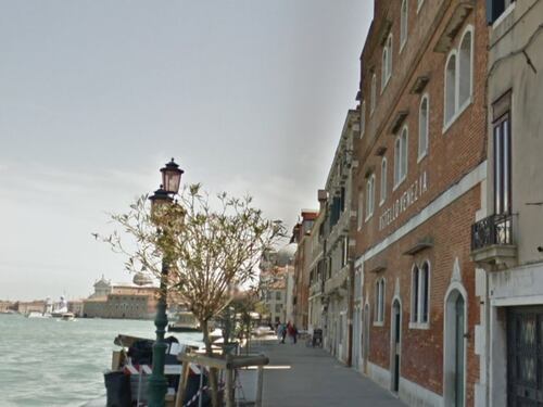 Venezia, tunisino attacca vigilanti con coltello: panico alla festa
