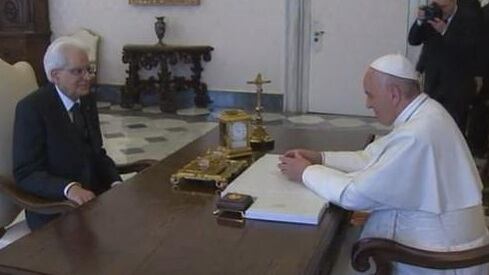Mattarella va in Vaticano. Immigrati, Papa Francesco: "Serve più aiuto dall'Ue"