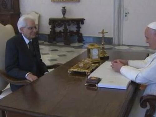 Mattarella va in Vaticano. Immigrati, Papa Francesco: "Serve più aiuto dall'Ue"