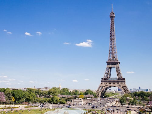 Luci spente per risparmiare ma Parigi ora teme i criminali