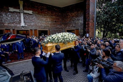 Le lacrime e gli abbracci per l'addio a Julia Ituma 6