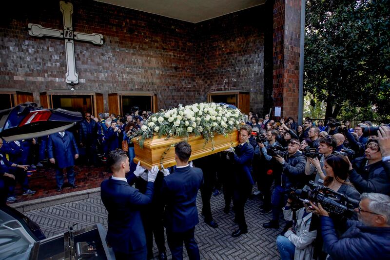 Le lacrime e gli abbracci per l'addio a Julia Ituma 6