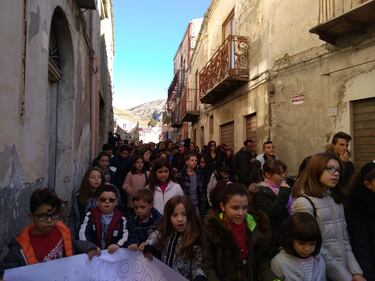 Agrigento, il paese in piazza contro il centro d'accoglienza 3